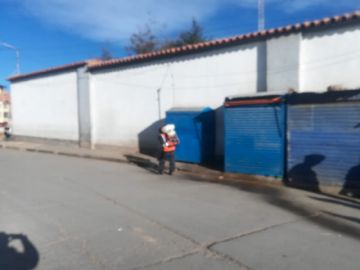 desinfectan los barrios en la jornada de restricción, aprovechando que no hay circulación vehicular  o peatonal
