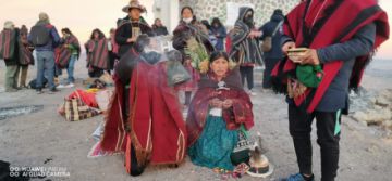 La ceremonia de este lunes estuvo a cargo de la Asociación Boliviana de Medicina Tradicional que aglutina a los cultores ancestrales de Cahuayo.