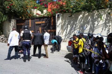 El personal forense y de la Dirección General de Policía Judicial (DGPJ) buscando evidencias.