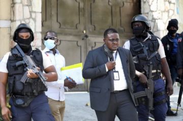 El personal forense y de la Dirección General de Policía Judicial (DGPJ) buscando evidencias.