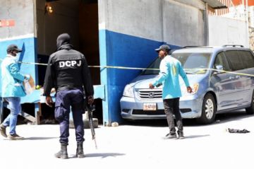 El personal forense y de la Dirección General de Policía Judicial (DGPJ) buscando evidencias.