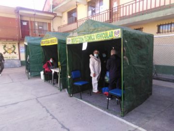 Los uniformados reciben la segunda dosis.