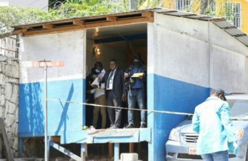 El personal forense y de la Dirección General de Policía Judicial (DGPJ) buscando evidencias.