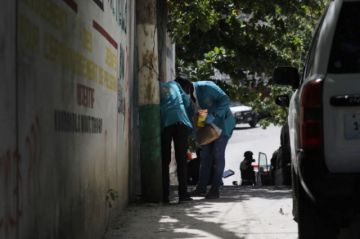 El personal forense y de la Dirección General de Policía Judicial (DGPJ) buscando evidencias.