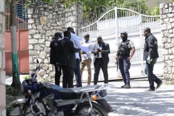 El personal forense y de la Dirección General de Policía Judicial (DGPJ) buscando evidencias.