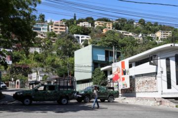 El personal forense y de la Dirección General de Policía Judicial (DGPJ) buscando evidencias.
