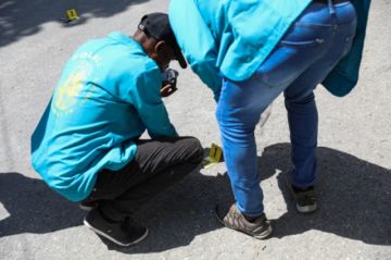 El personal forense y de la Dirección General de Policía Judicial (DGPJ) buscando evidencias.
