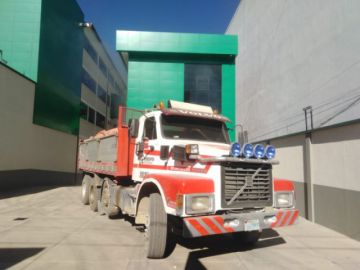 El momento en el que los camiones se movían del garage de la Felcc.