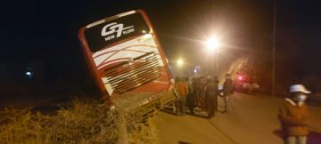 Bus se encunetó con más de 30 pasajeros a bordo en la vía  Villazón -Potosí 