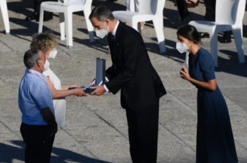 España homenajea a las víctimas del covid-19 en pleno repunte de la pandemia