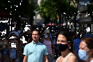 En plena nueva ola del virus, los españoles se aferran a la mascarilla