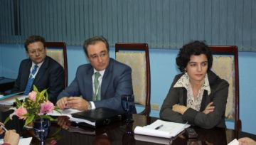 Pita (centro) en reunión oficial.