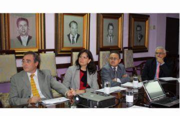 Pita (izq.) en reunión oficial.
