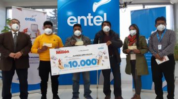 Los ganadores recibieron cheques simbólicos pero también los formales, en presencia de notaria de fe pública.