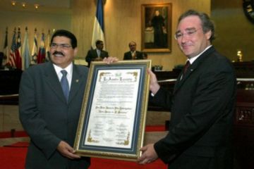Recibiendo una distinción en El Salvador.