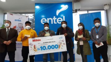 Los ganadores recibieron cheques simbólicos pero también los formales, en presencia de notaria de fe pública.