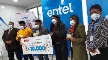Los ganadores recibieron cheques simbólicos pero también los formales, en presencia de notaria de fe pública.