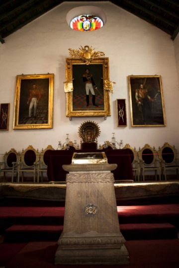 Los retratos de Bolívar y Sucre serían colocados en tribunales, cabildos, etc.