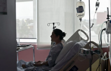En un hospital mexicano la fuerza de la juventud merma ante un enemigo “cruel”