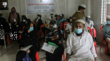 Bangladés empieza a vacunar a refugiados rohinyás contra el covid-19