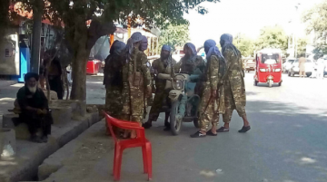 En Kunduz, Afganistán, los civiles huyen asustados y los talibanes se muestran orgullosos