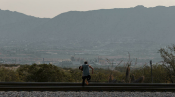 Un número "sin precedentes" de migrantes cruza la frontera con México, dice EEUU