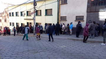 filas en cercanías de la CNS de calle Antofagasta