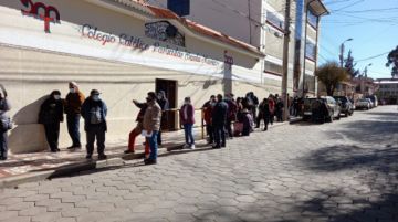 filas en cercanías de la CNS de calle Antofagasta