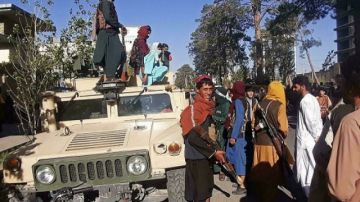 Talibanes recuperan armamento estadounidense abandonado por soldados afganos