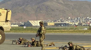 Confusión y desesperación en el aeropuerto de Kabul, donde miles de afganos tratan de huir