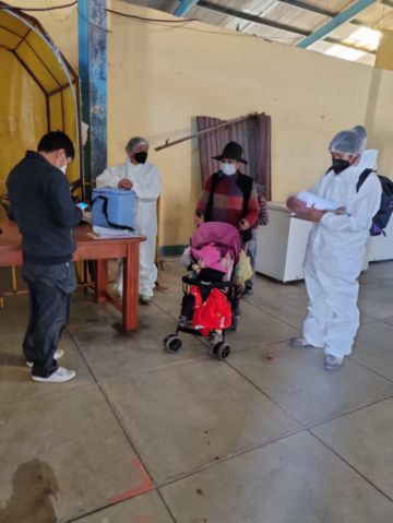 Para desarrollar esta labor, los estudiantes fueron adicionalmente capacitados para participar de la vacunación casa por casa. 