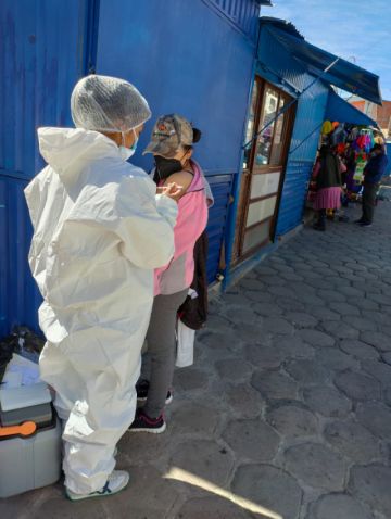 Para desarrollar esta labor, los estudiantes fueron adicionalmente capacitados para participar de la vacunación casa por casa. 