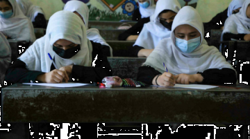 Niñas afganas regresan a la escuela en Herat tras la toma del poder de los talibanes