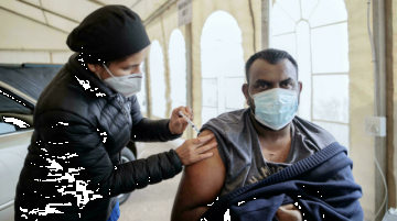 Sudáfrica lucha contra el rechazo a las vacunas anticovid