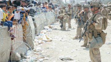 Aeropuerto de Kabul, el 20 de agosto de 2021, escenario de una de las evacuaciones aéreas "más difíciles" de la historia 