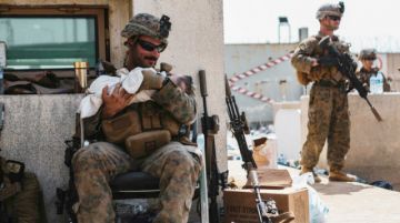 EEUU muestra a sus soldados ayudando a niños en Afganistán