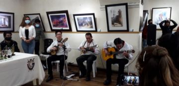 En la inauguración de la muestra actuó el trio Los Corsos, deleitando a los asistentes con piezas del acervo nacional.