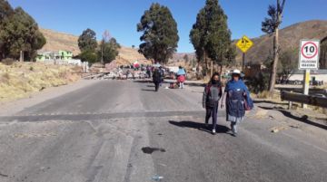 El bloqueo del camino Potosi-Sucre continúa pese a los avances logrados en la mesa de diálogo con el alcalde Jhonny Llally.