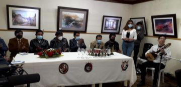En la inauguración de la muestra actuó el trio Los Corsos, deleitando a los asistentes con piezas del acervo nacional.