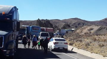El bloqueo del camino Potosi-Sucre continúa pese a los avances logrados en la mesa de diálogo con el alcalde Jhonny Llally.