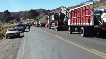 El bloqueo del camino Potosi-Sucre continúa pese a los avances logrados en la mesa de diálogo con el alcalde Jhonny Llally.
