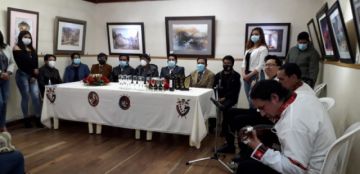 En la inauguración de la muestra actuó el trio Los Corsos, deleitando a los asistentes con piezas del acervo nacional.