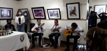 En la inauguración de la muestra actuó el trio Los Corsos, deleitando a los asistentes con piezas del acervo nacional.