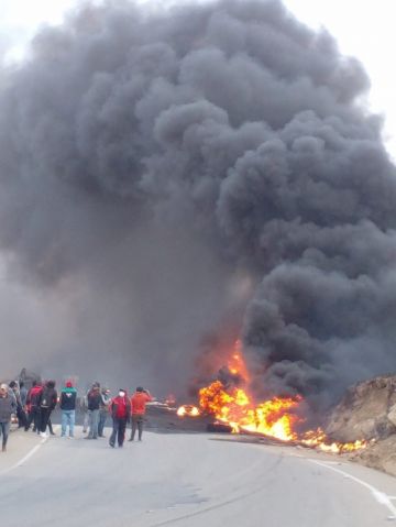 Una columna de humo gigante ascendió en el lugar del accidente.