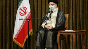 El líder supremo iraní acusa a Biden de exigir "lo mismo" que Trump sobre tema nuclear