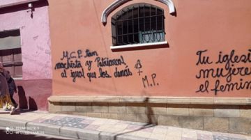 Las paredes de varios edificios ayer por la mañana.