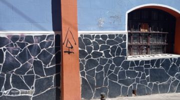 Las paredes de varios edificios ayer por la mañana.