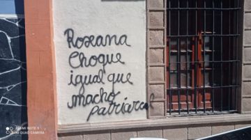 Las paredes de varios edificios ayer por la mañana.