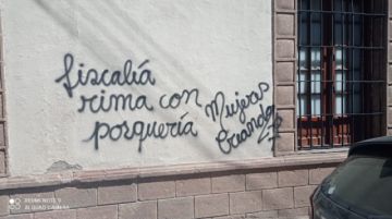 Las paredes de varios edificios ayer por la mañana.