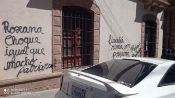 Las paredes de varios edificios ayer por la mañana.